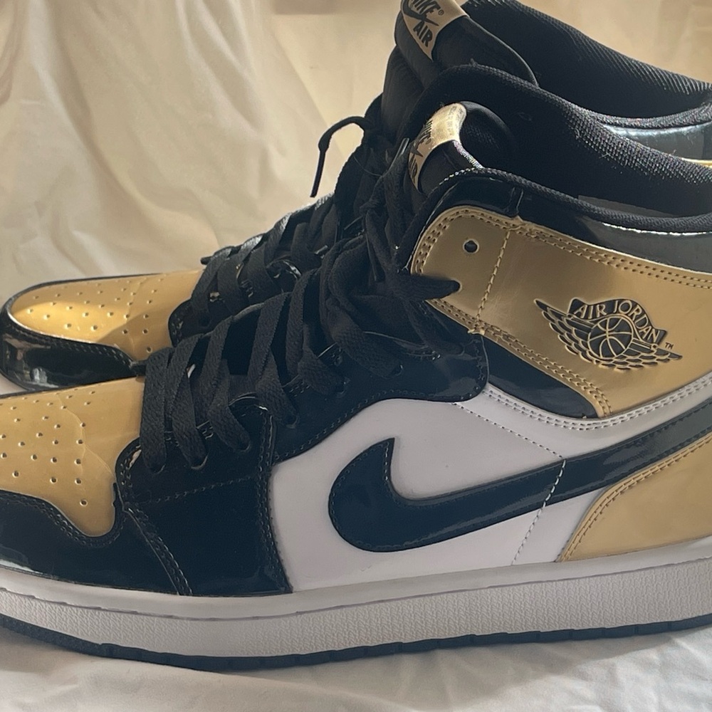 Jordan Men's Black and Yellow Sneakers
